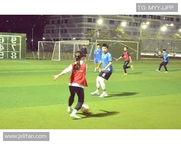 球星乔装街头踢足球挑战自我 身临其境的街头激情对决