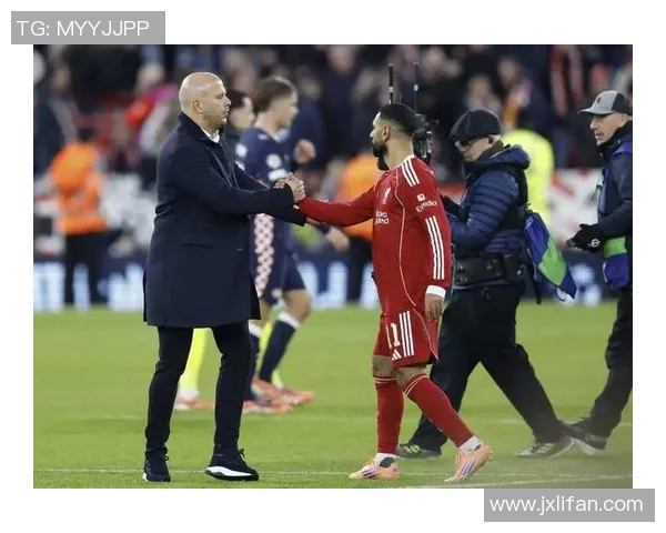 球星足球意识的深度剖析：如何在瞬间决策与场上局势中找到最佳选择