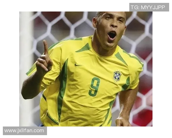 足球巨星风采图鉴：领略球场传奇与荣耀瞬间的艺术之美